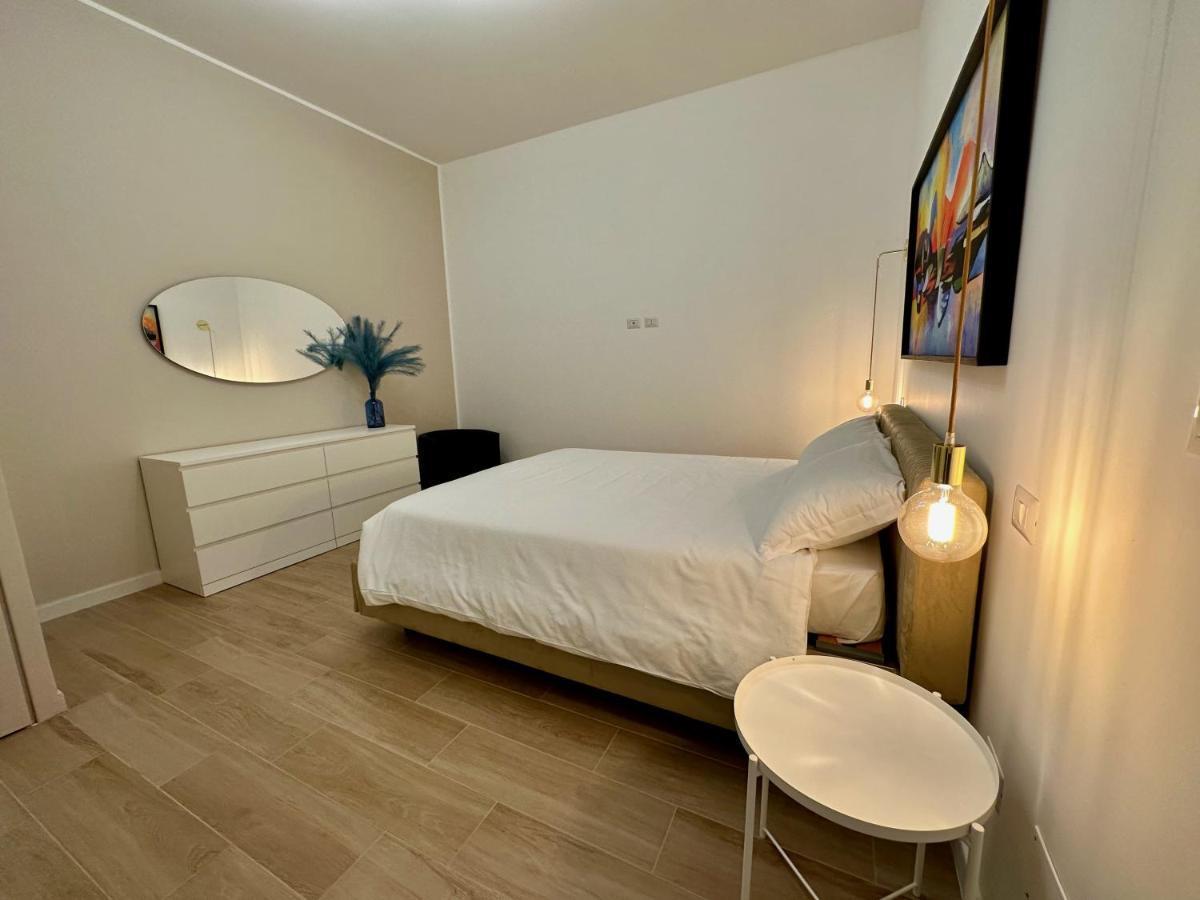 Nouvelle Vag - Apartment & Room Trani Luaran gambar