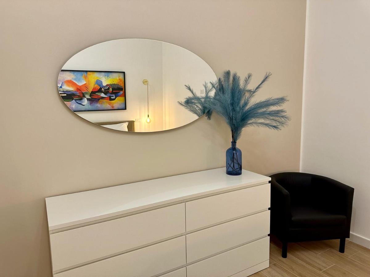 Nouvelle Vag - Apartment & Room Trani Luaran gambar