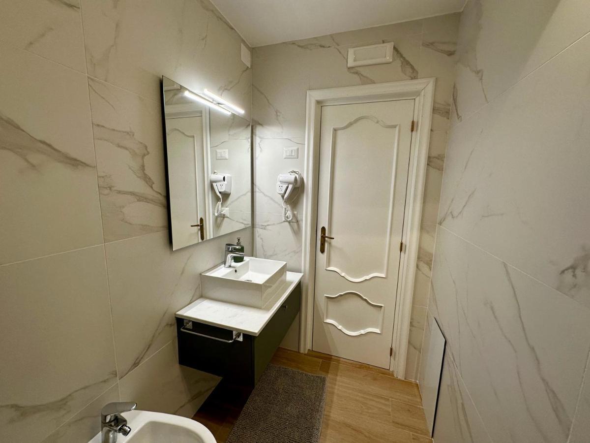 Nouvelle Vag - Apartment & Room Trani Luaran gambar